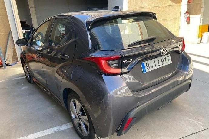 Usado Toyota Yaris Hybrid Active 116 CV (85 kW) 2025 Gris Utilitario