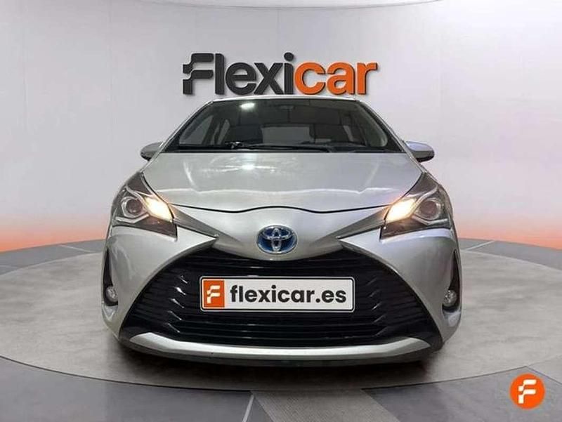 Usado Toyota Yaris Hybrid Active 99 CV (72 kW) 2019 Gris Utilitario