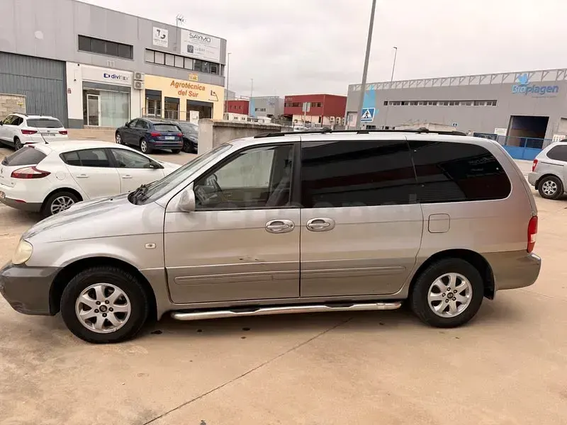 Usado Kia Carnival 185 CV (136 kW) 2007 Gris / plata Monovolumen