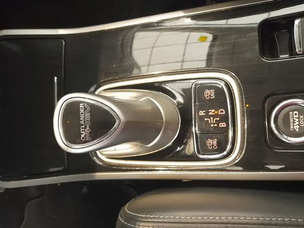 Usado Mitsubishi Outlander P-HEV Motion 224 CV (164 kW) 2018 Blanco SUV