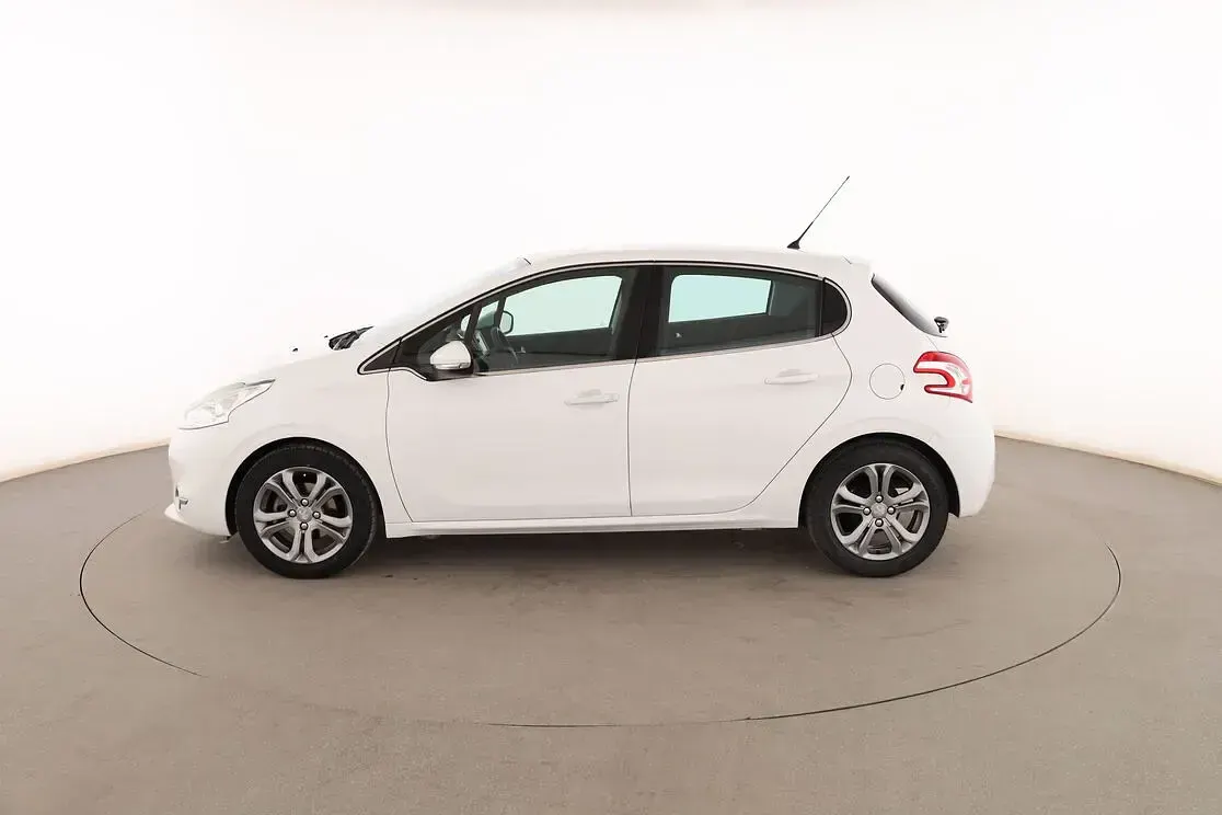Usado Peugeot 208 Allure 82 CV (60 kW) 2014 Blanco Utilitario