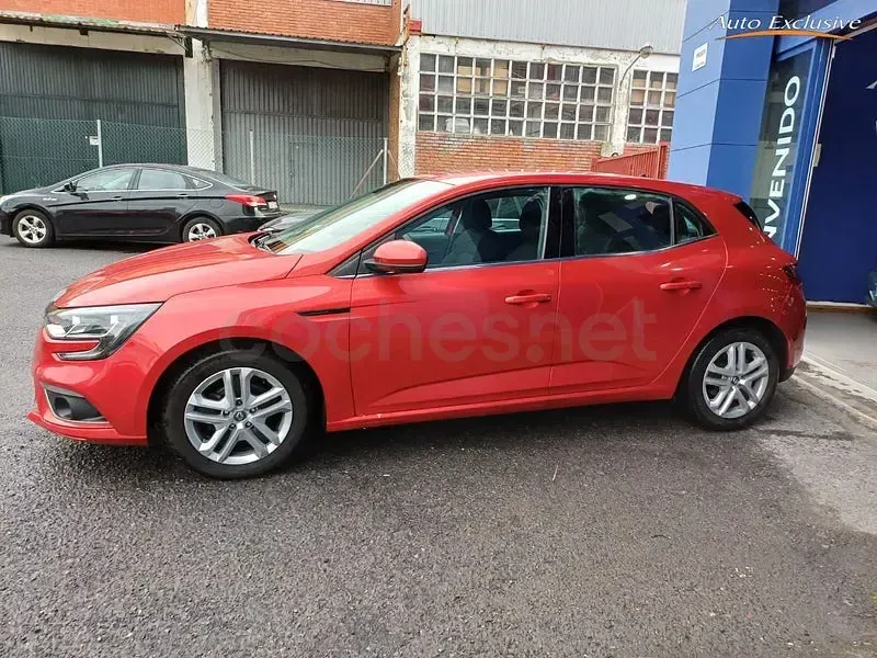 Usado Renault Mégane Intens 100 CV (73 kW) 2016 Rojo Berlina