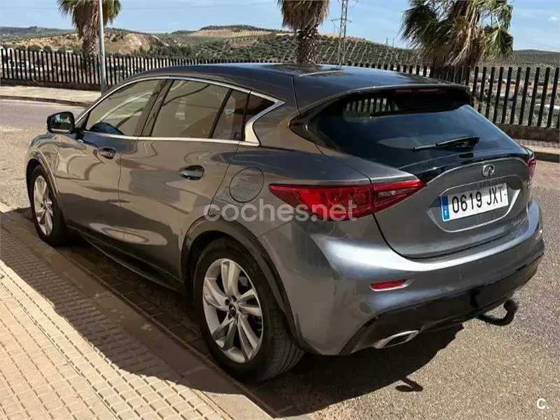 Usado Infiniti Q30 Sport Tech 170 CV (125 kW) 2017 Gris / plata Berlina