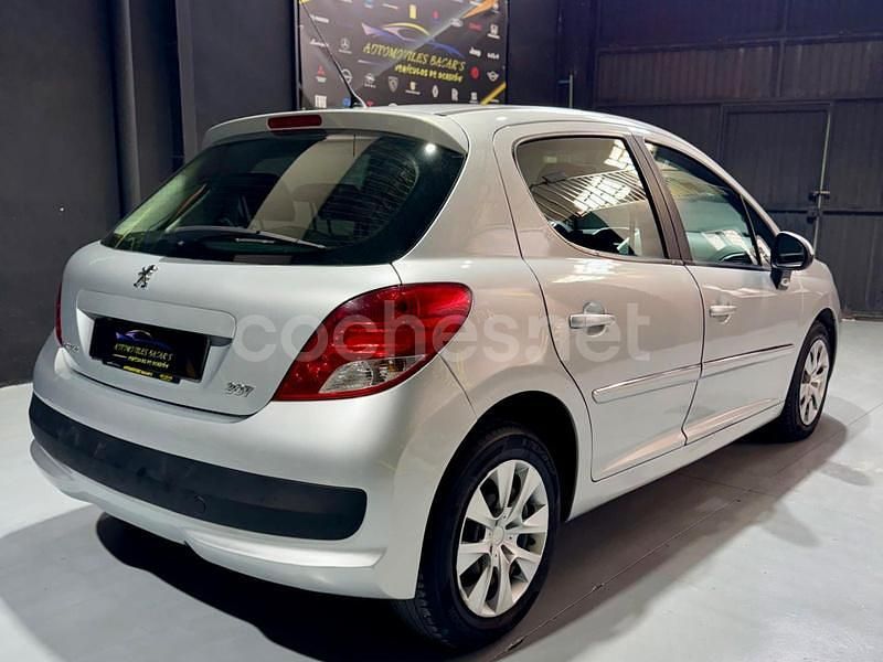 Usado Peugeot 207 Active 92 CV (67 kW) 2011 Gris / plata Berlina