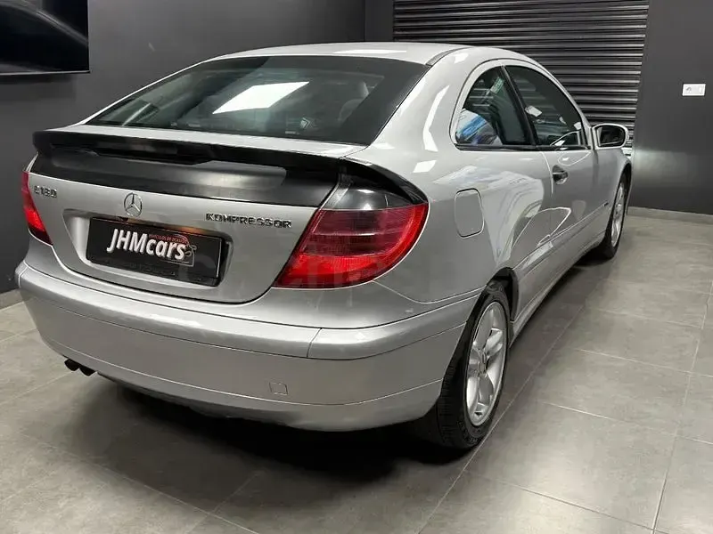 Usado Mercedes C180 143 CV (105 kW) 2004 Gris / plata Berlina