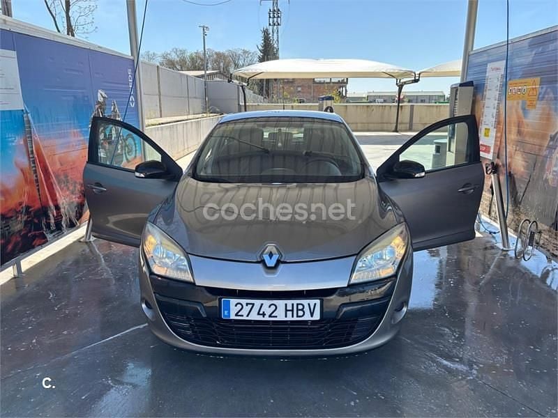Beige Usado 2011 Renault Mégane Authentique Berlina | 3800 € (Super precio) - Imagen 1/4