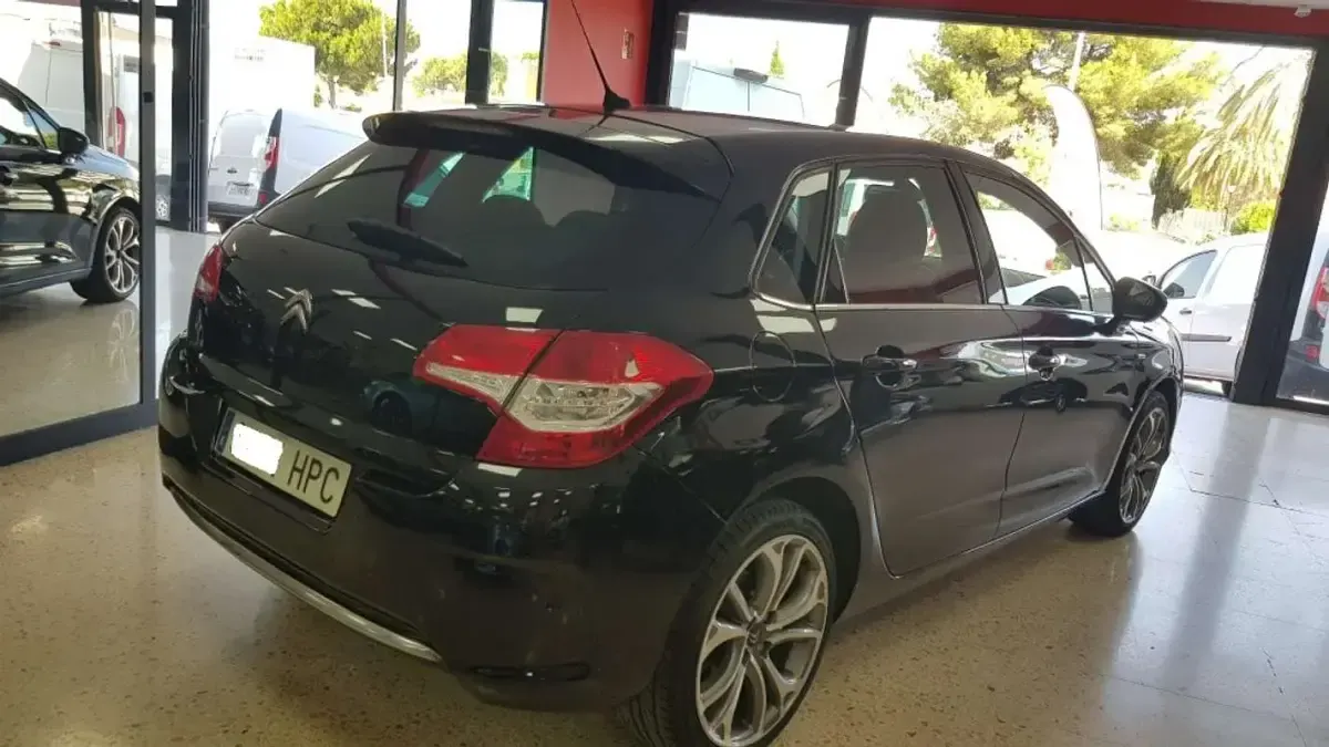 Usado Citroën C4 Exclusive 114 CV (83 kW) 2013 Negro Utilitario