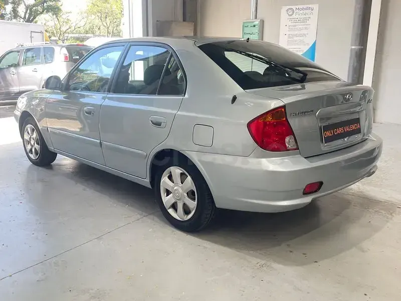 Usado Hyundai Accent GLS 105 CV (77 kW) 2005 Gris / plata Berlina