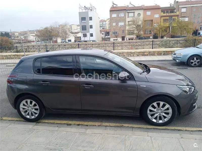 Usado Peugeot 308 Style 100 CV (73 kW) 2020 Negro Berlina