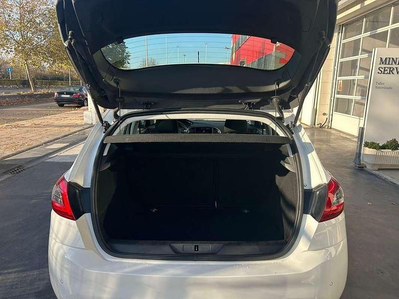 Usado Peugeot 308 Active 131 CV (96 kW) 2021 Blanco Berlina