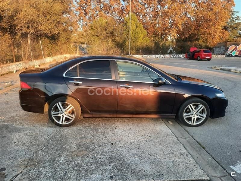 Usado Honda Accord Executive 140 CV (102 kW) 2007 Violeta / lila Berlina