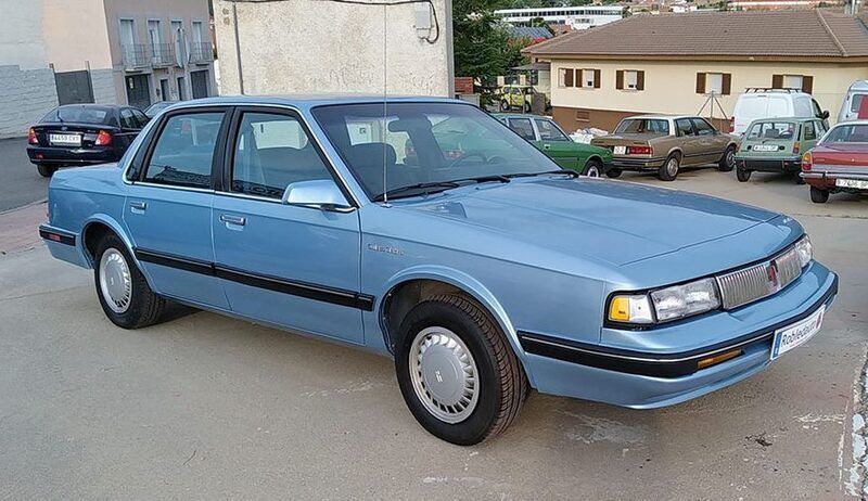 Usado Oldsmobile Cutlass 112 CV (82 kW) 1990 Azul claro Berlina