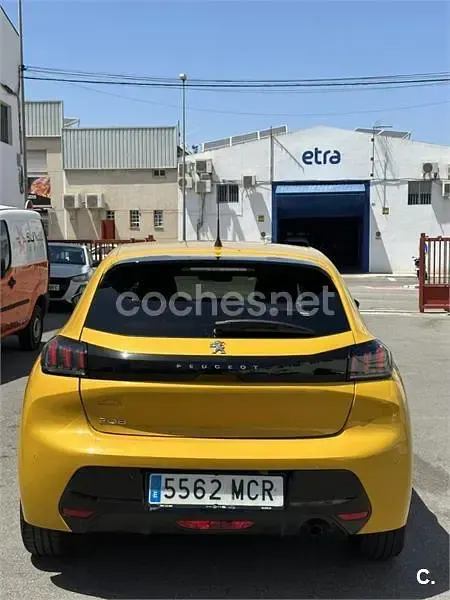 Usado Peugeot 208 Style 100 CV (73 kW) 2022 Amarillo Utilitario