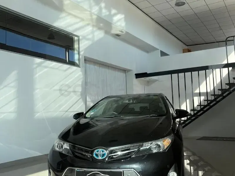 Usado Toyota Auris Hybrid Advance 136 CV (100 kW) 2014 Gris / plata Familiar