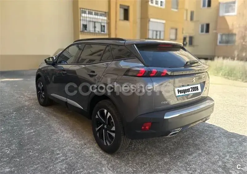 Usado Peugeot 2008 Allure 130 CV (95 kW) 2023 Gris / plata SUV