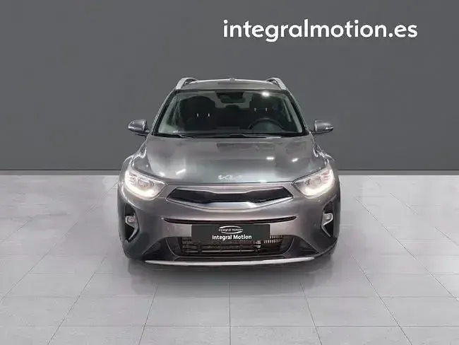 Usado Kia Stonic 100 CV (73 kW) 2024 Gris / plata SUV