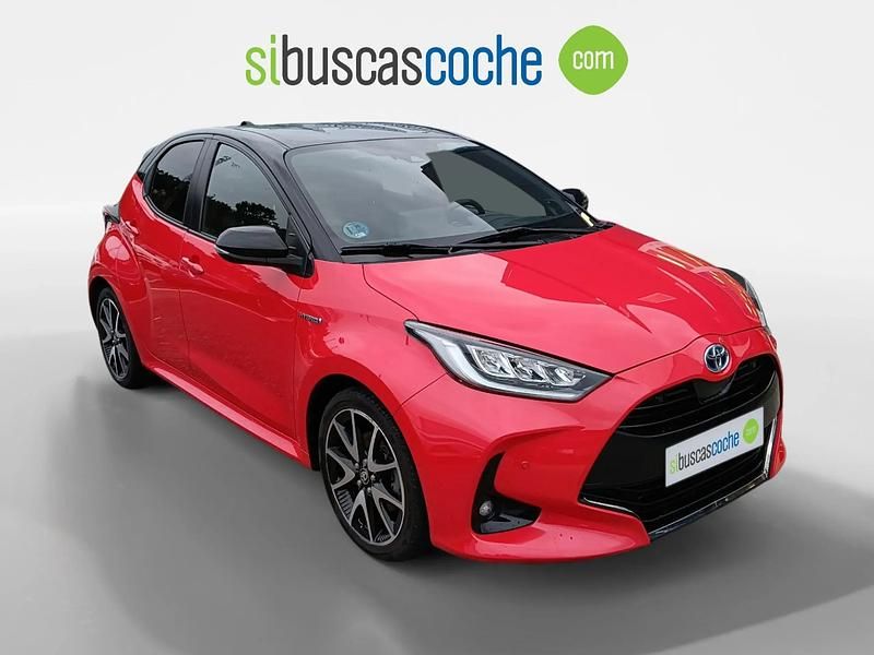Usado Toyota Yaris Hybrid Plus 120 CV (88 kW) 2021 Rojo