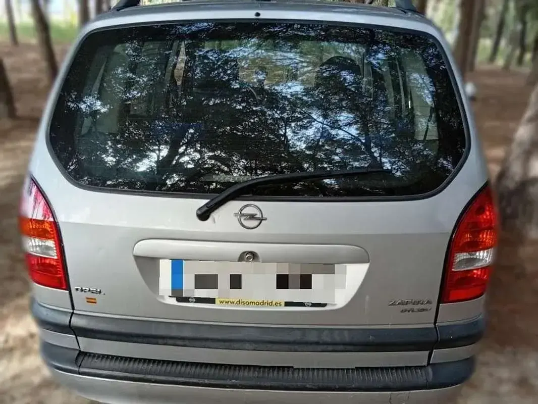 Usado Opel Zafira Elegance 101 CV (74 kW) 2001 Gris Monovolumen