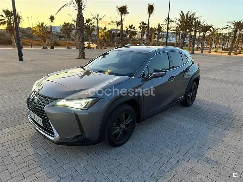 Usado Lexus UX Business Edition 184 CV (135 kW) 2022 Gris / plata SUV