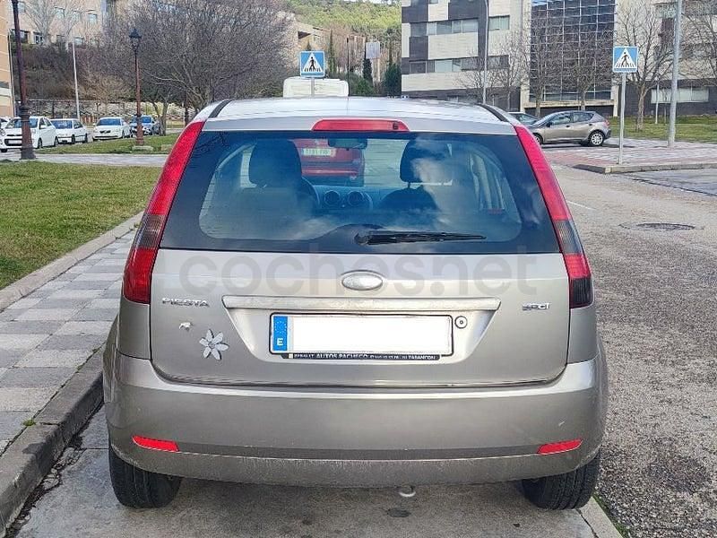 Usado Ford Fiesta Ghia 68 CV (50 kW) 2004 Beige Berlina