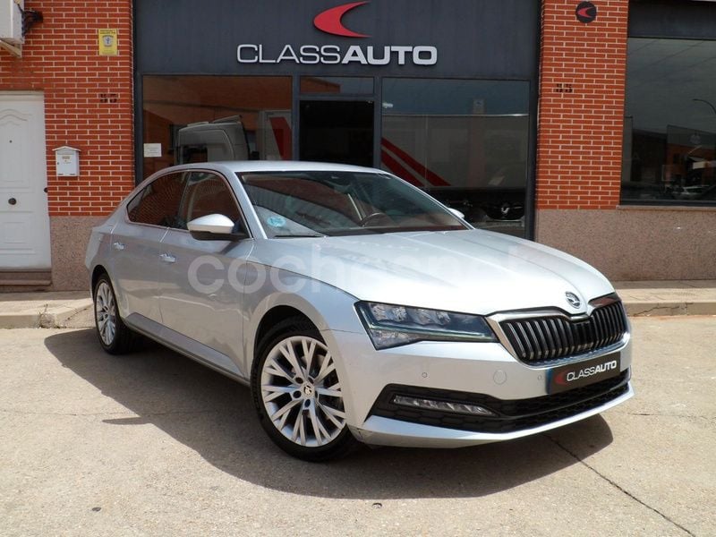 Usado Skoda Superb Ambition 150 CV (110 kW) 2021 Gris / plata Berlina
