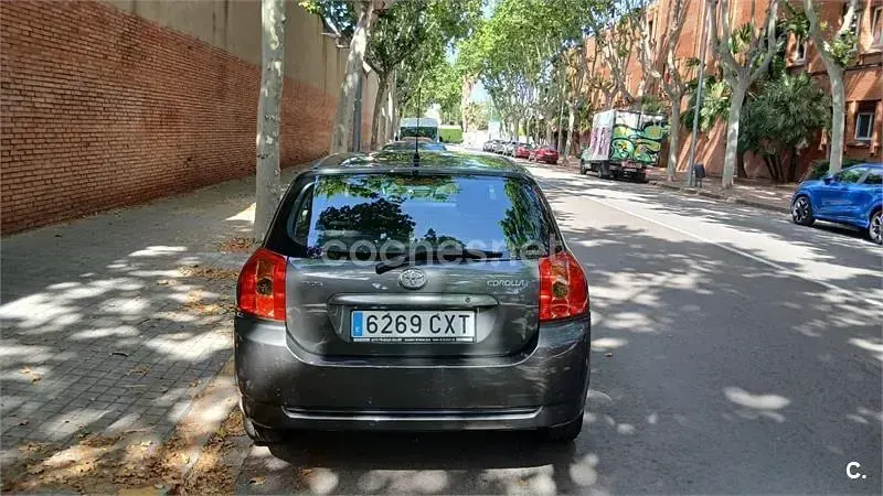 Usado Toyota Corolla Sol 110 CV (80 kW) 2004 Gris / plata Berlina
