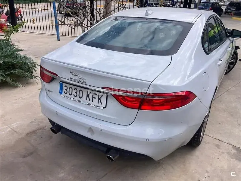 Usado Jaguar XF R-Sport 300 CV (220 kW) 2016 Blanco Berlina