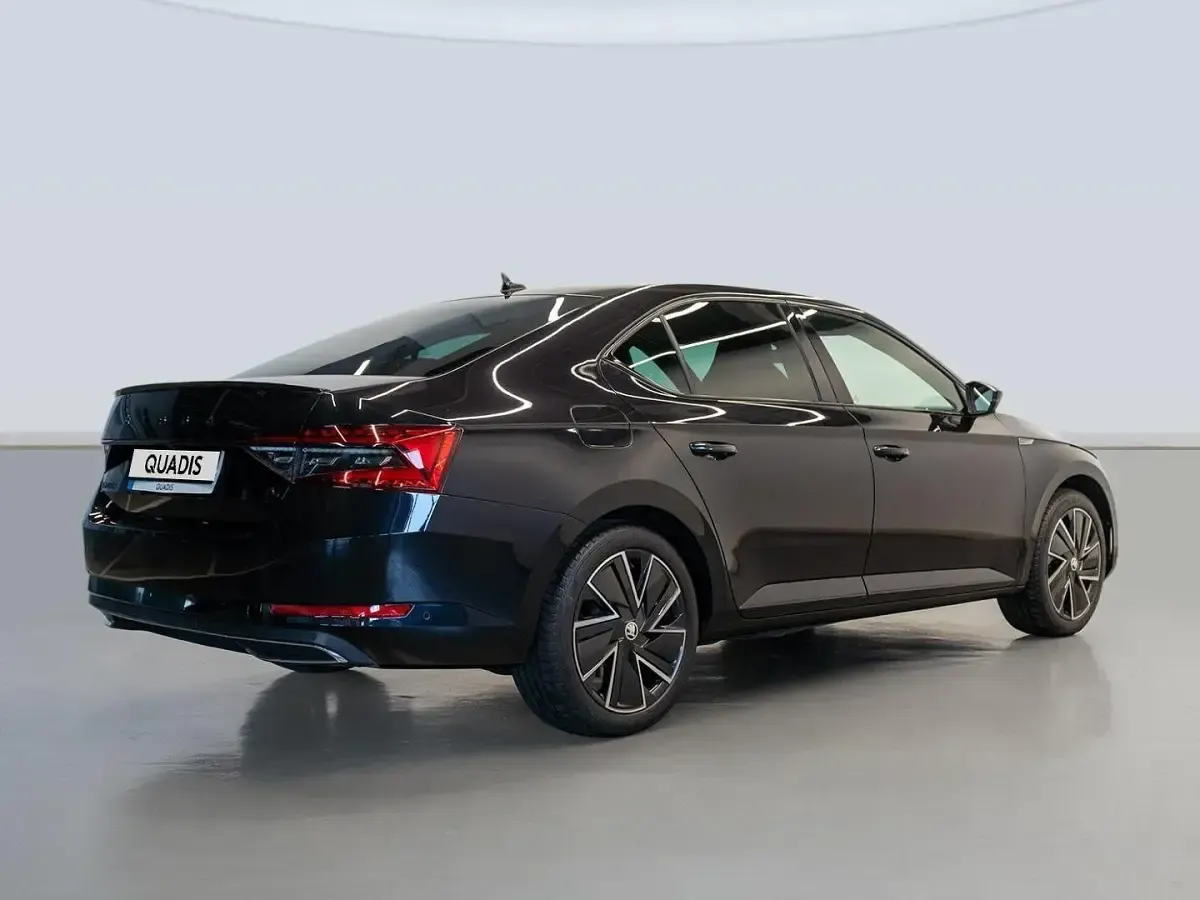 Usado Skoda Superb SportLine 218 CV (160 kW) 2025 Negro Berlina