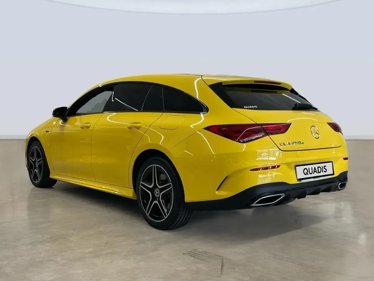 Usado Mercedes CLA250e Shooting Brake 218 CV (160 kW) 2021 Amarillo Familiar