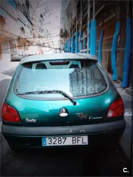 Usado Ford Fiesta Ambiente 60 CV (44 kW) 2001 Verde Utilitario