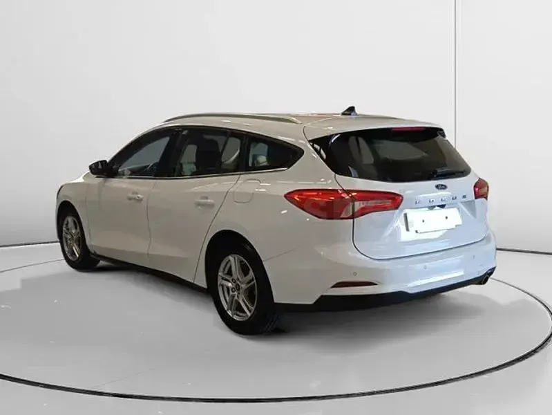Usado Ford Focus Trend 120 CV (88 kW) 2021 Blanco Berlina