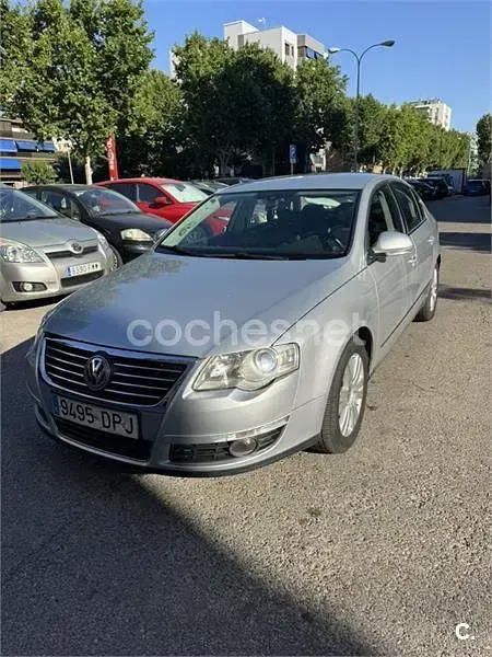 Usado VW Passat Highline 140 CV (102 kW) 2006 Gris / plata Berlina