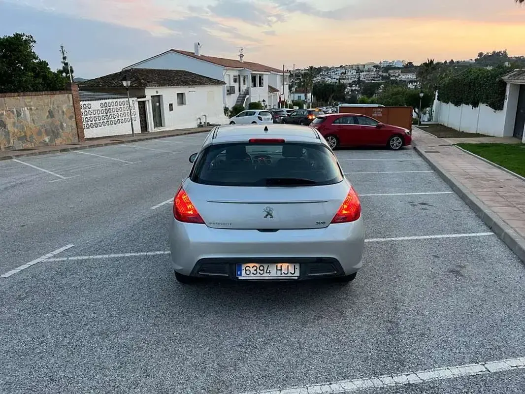 Usado Peugeot 308 Access 120 HP (88 kW) 2012 Cinzento Citadino