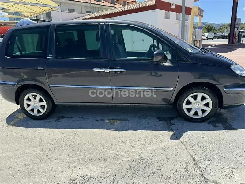 Usado Peugeot 807 Premium 136 CV (100 kW) 2010 Gris / plata Monovolumen