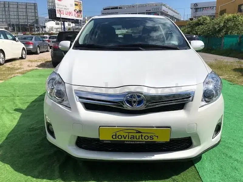 Usado Toyota Auris Hybrid Active 135 CV (99 kW) 2011 Blanco Berlina