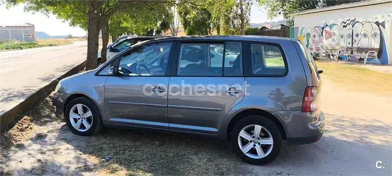 Usado VW Touran 105 CV (77 kW) 2007 Gris / plata Monovolumen