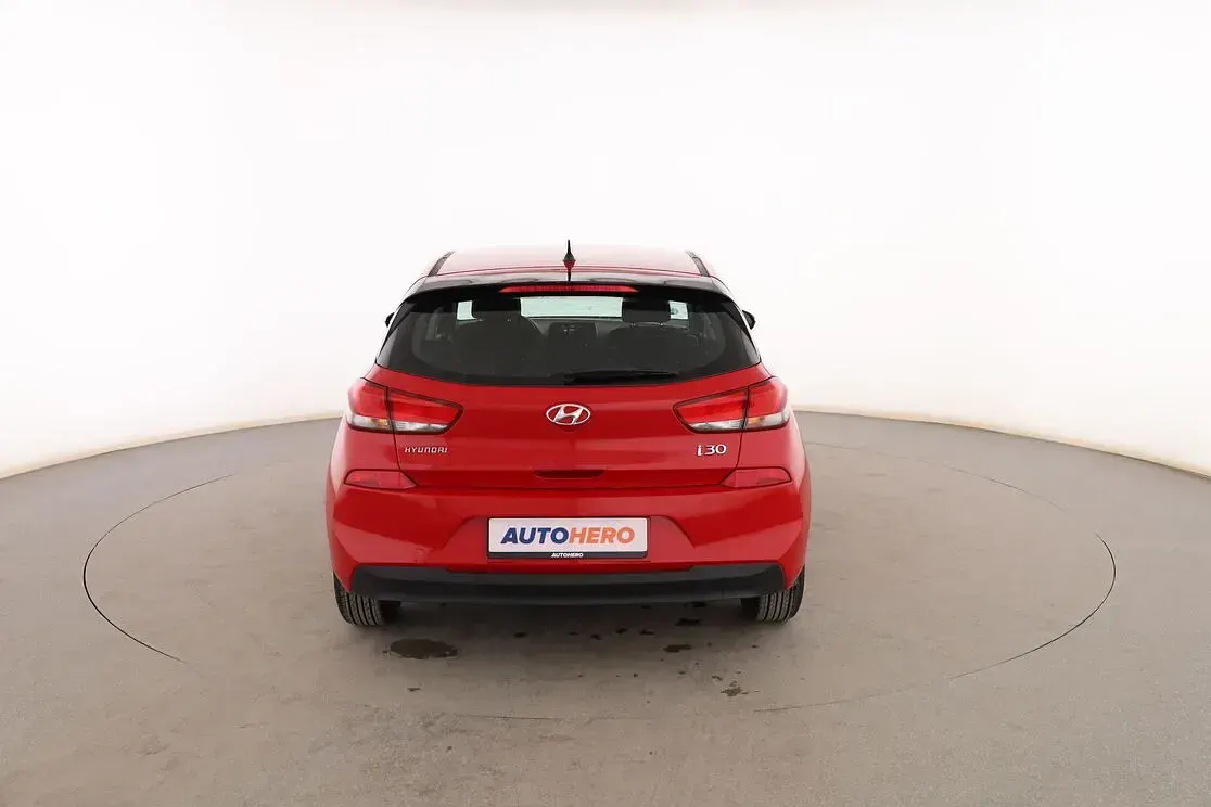 Usado Hyundai i30 120 CV (88 kW) 2017 Rojo Berlina