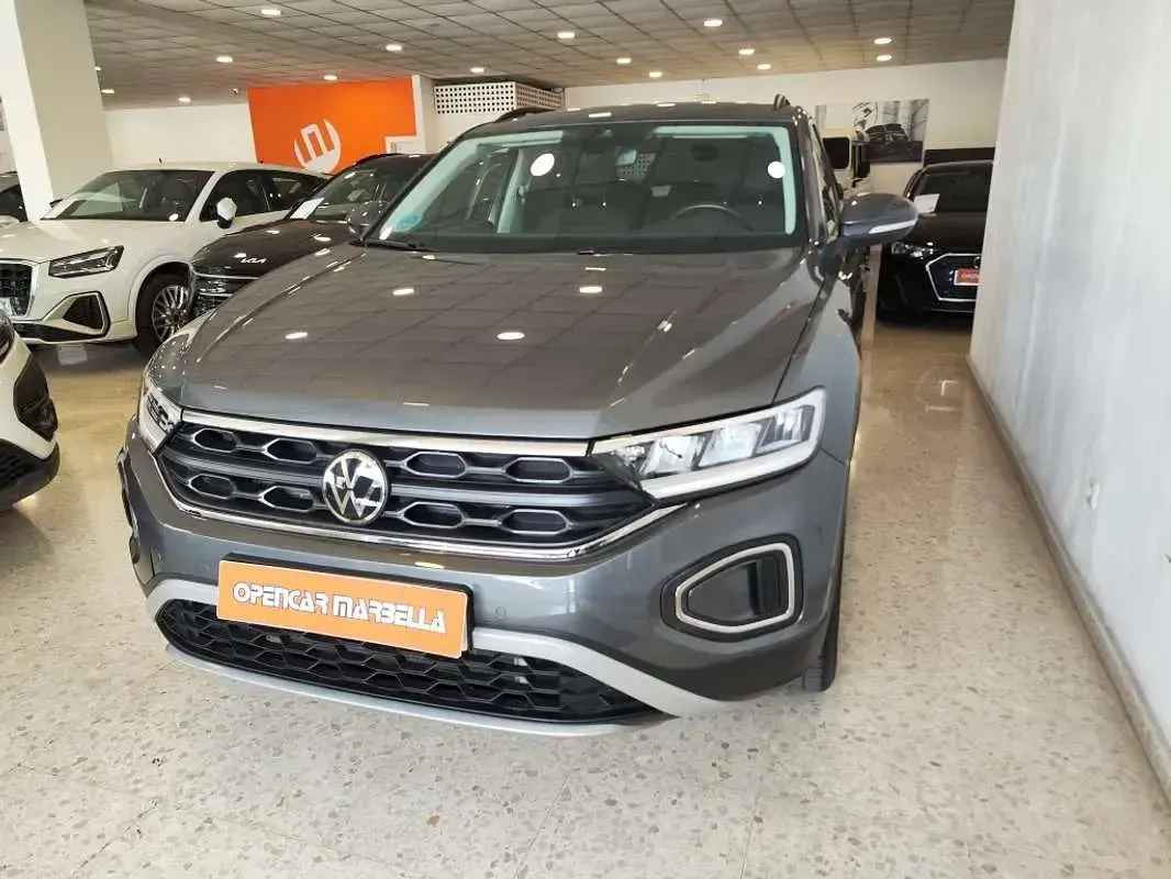 Usado VW T-Roc Life 150 CV (110 kW) 2024 Gris SUV