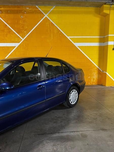 Usado Seat Toledo Stella 105 CV (77 kW) 2004 Azul Berlina