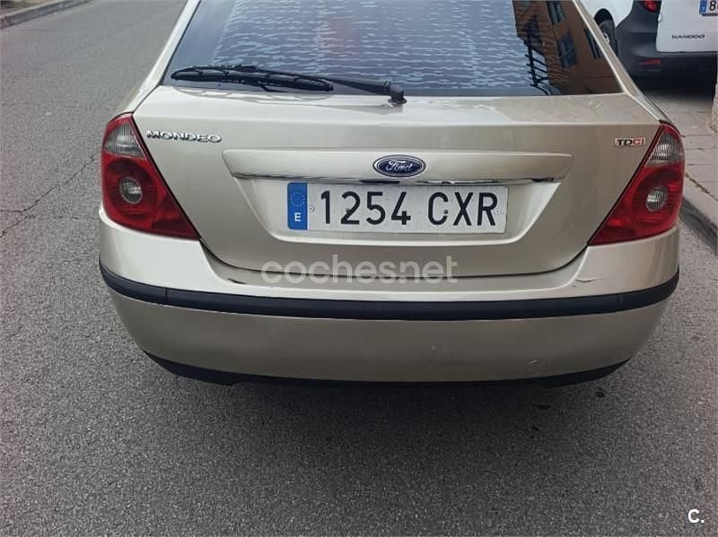 Usado Ford Mondeo Ghia 130 CV (95 kW) 2004 Beige Berlina