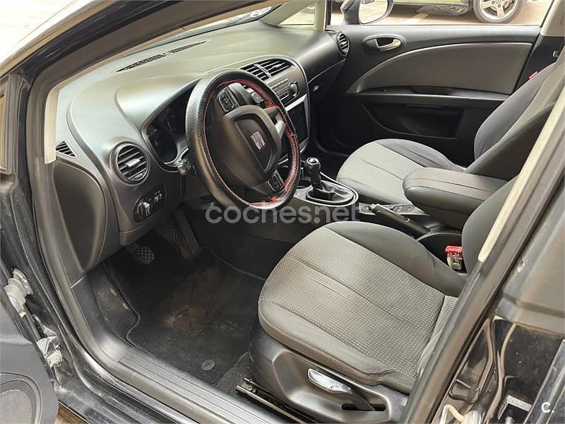 Usado Seat Leon Reference 105 CV (77 kW) 2011 Negro Utilitario