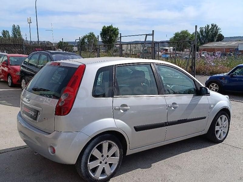 Usado Ford Fiesta Trend 68 CV (50 kW) 2006 Gris / plata Berlina