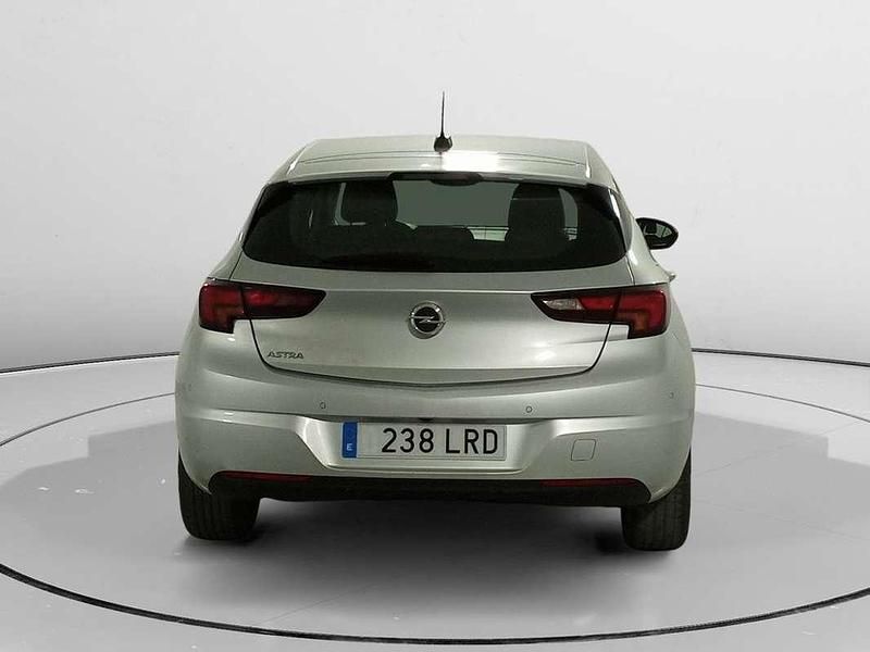 Usado Opel Astra Design & Tech 131 CV (96 kW) 2021 Gris Utilitario