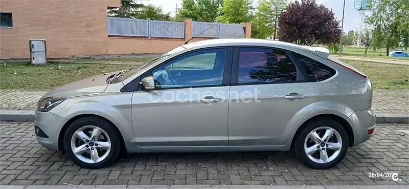 Usado Ford Focus Trend 90 CV (66 kW) 2010 Marrón Berlina