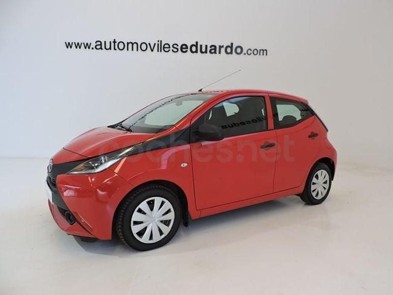 Usado Toyota Aygo X-play 69 CV (50 kW) 2017 Rojo Utilitario