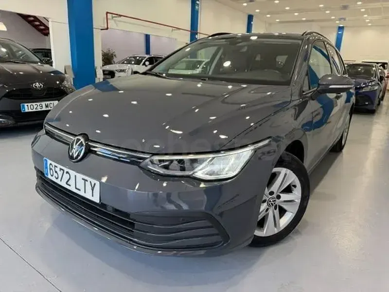 Usado VW Golf VIII Life 110 CV (80 kW) 2021 Gris / plata Familiar
