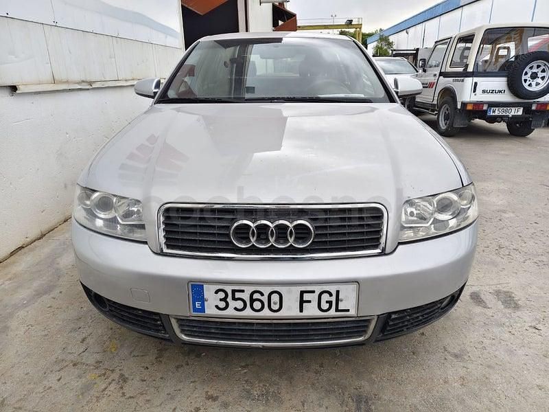 Usado Audi A4 115 CV (84 kW) 2001 Gris / plata Familiar