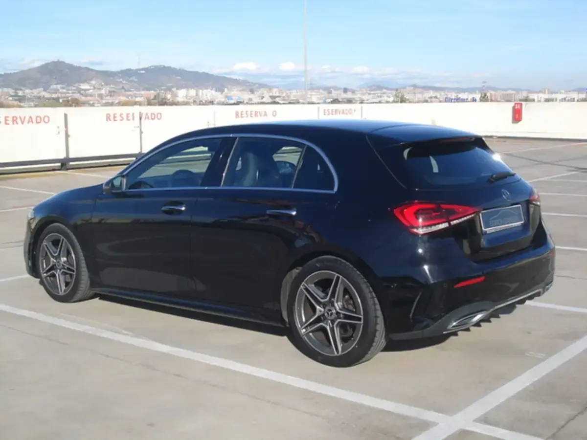 Usado Mercedes A180 116 CV (85 kW) 2022 Negro Utilitario