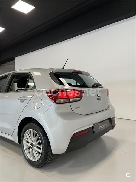 Käytetty Kia Rio 84 HP (61 kW) 2018 Harmaa Sedan