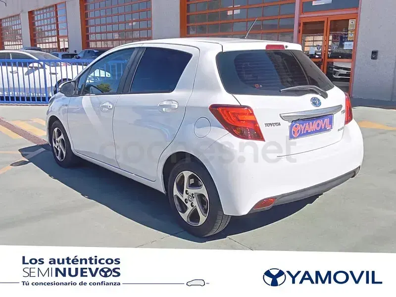 Usado Toyota Yaris Hybrid Active 100 CV (73 kW) 2016 Blanco Berlina